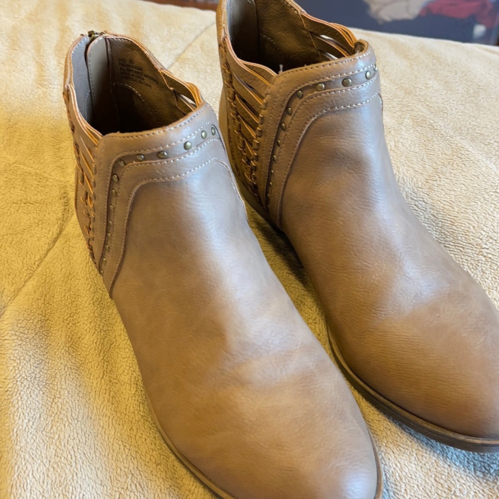 Light tan booties.